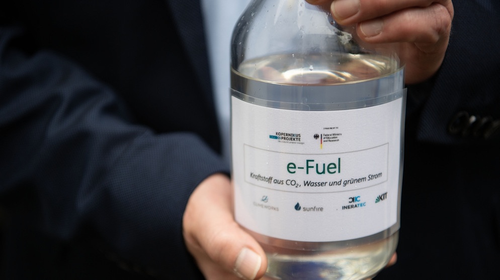 Eine Flasche mit e-Fuel. | Bild: picture alliance/dpa/Marijan Murat