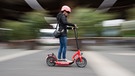 Frau fährt auf einem E-Scooter | Bild: picture-alliance/dpa