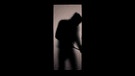 Ein dunkel gekleideter Mann versucht eine Tür aufzubrechen | Bild: COLOURBOX