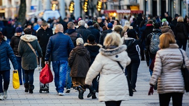 Menschen beim Einkaufen in der Kaufingerstraße.
| Bild: BR/Johanna Schlüter