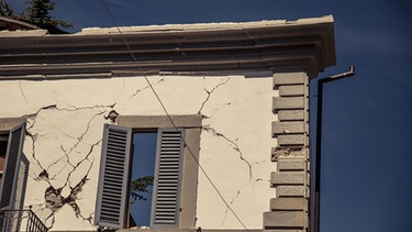 Schäden an einem Haus nach einem Erdbeben | Bild: BR/Johannes Moths