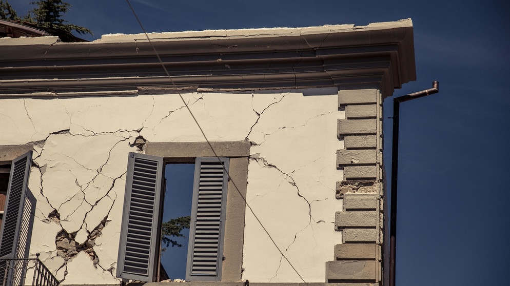 Schäden an einem Haus nach einem Erdbeben | Bild: BR/Johannes Moths