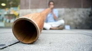 Mann spielt Didgeridoo | Bild: picture-alliance/dpa
