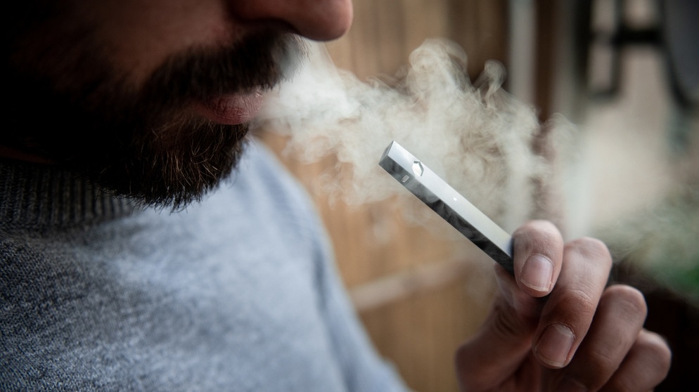 Ein Mann verwendet eine E-Zigarette | Bild: picture-alliance/dpa