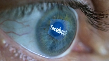 Der Schriftzug "Facebook" spiegelt sich in einem Auge | Bild: picture-alliance/dpa