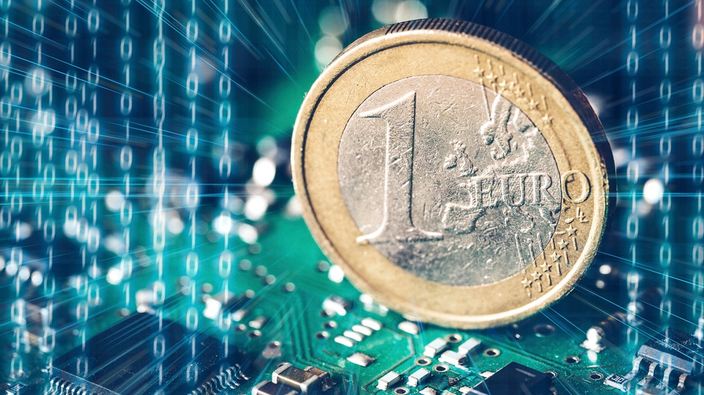 Fotomantage digitaler Euro: digitale Währung in der Europäischen Union. Euro Münze auf Computer Platine mit Tech Strukturen. | Bild: picture alliance / CHROMORANGE | Michael Bihlmayer