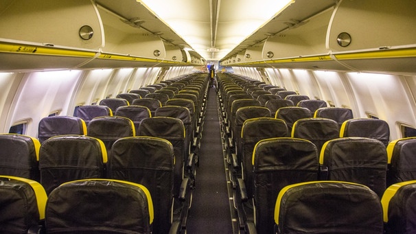 Flugzeug mit leeren Sitzreihen | Bild: picture-alliance/dpa