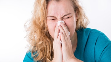 Frau schnäutzt sich die Nase in ein Taschentuch | Bild: picture-alliance/dpa