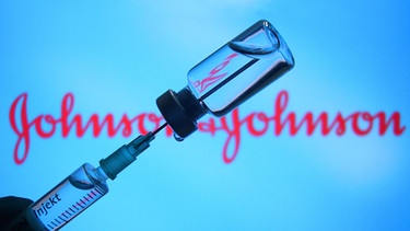 Impfstoff von Johnson und Johnson wird mit einer Einwegspritze vorbereitet | Bild: dpa-Bildfunk