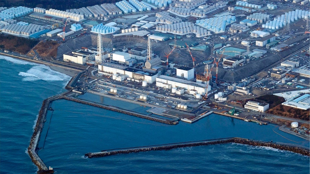 Japan, Okuma: Dieses Luftbild zeigt das Kernkraftwerk Fukushima. Die japanische Regierung hat den Zeitplan für die geplante Einleitung von gereinigtem, aber immer noch radioaktivem Abwasser aus dem Kernkraftwerk Fukushima ins Meer auf Frühjahr oder Sommer" verschoben. Foto: Shohei Miyano/Kyodo News/AP/dpa +++ dpa-Bildfunk +++ | Bild: dpa-Bildfunk