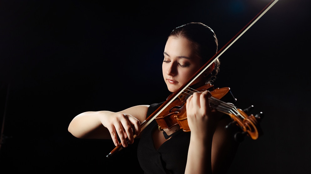 Eine junge Frau spielt auf der Violine. | Bild: colourbox.com
