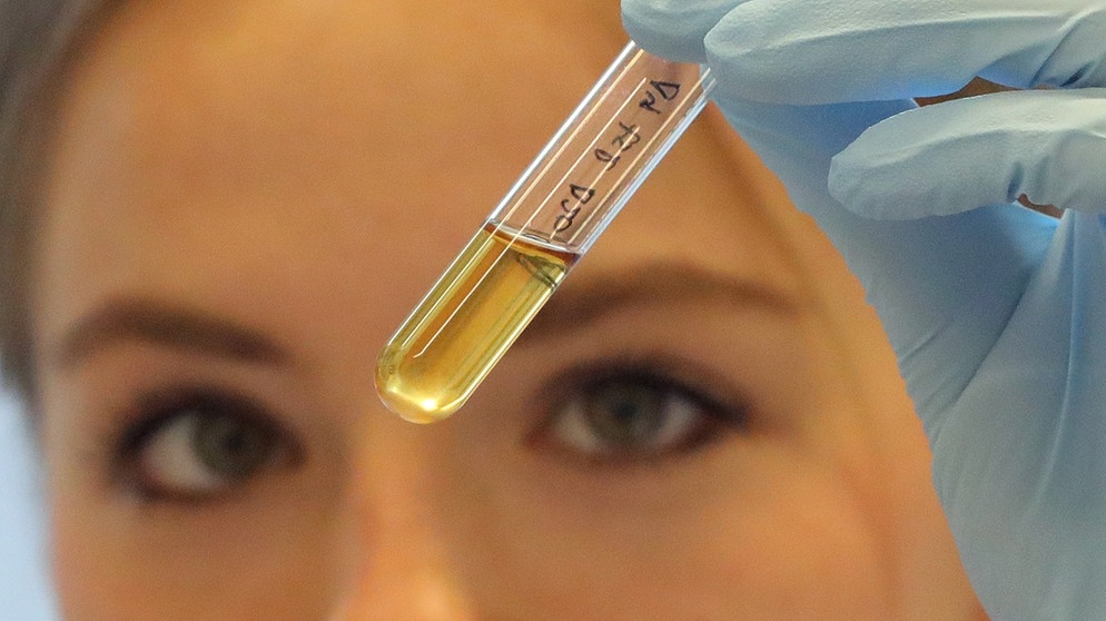 Forscherin betrachtet ein Reagenzglas im Labor | Bild: picture-alliance/dpa
