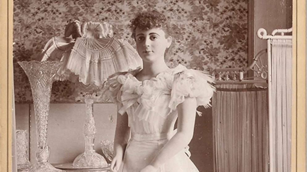 Das Kleid wurde 1893 auf der Weltausstellung in Chicago an einer lebensechten Puppe präsentiert | Bild: Corning Museum of Glass