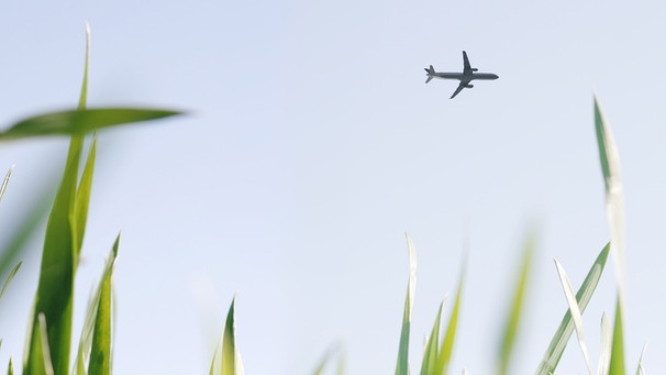 Ein Flugzeug am Himmel. | Bild: stock.adobe.com/merklicht.de