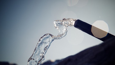 Grundwasser sprudelt aus einem Rohr in der Sonne | Bild: COLOURBOX