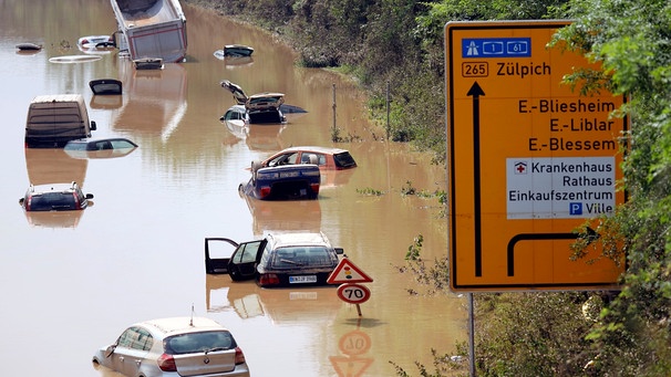 Nach der Hochwasser-Katastrophe im Erftkreis stehen Fahrzeuge auf der B256 Luxemburger Straße. | Bild: picture-alliance/dpa
