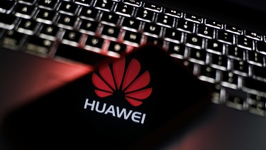 Huawei-Logo vor einer Tastatur | Bild: picture-alliance/dpa