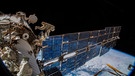 Kosmonauten bringen eine Antenne an der ISS an, die entscheidend für das Icarus-Projekt ist. | Bild: dpa-Bildfunk