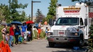 30.06.2021, Kanada, Calgary: Ein Rettungswagen dient als Kühlstation, während die Menschen Schlange stehen, um in einen Wasserpark zu gelangen | Bild: dpa-Bildfunk