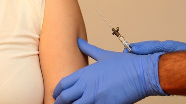 Eine Person erhält eine Impfung. | Bild: picture alliance/pressefoto_korb/Micha Korb