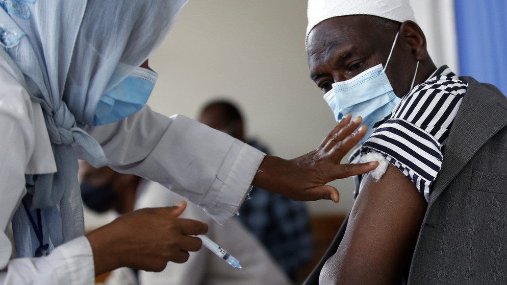 Menschen über 55 Jahren erhalten eine Impfung in Addis Abeba, Äthiopien
| Bild: picture-alliance/dpa
