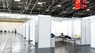 München: Impfkabinen sind im neu eingerichteten Impfzentrum in der Messe München in einer Reihe aufgebaut.  | Bild: dpa-Bildfunk