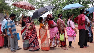 Menschen stehen in einer Schlange vor einem Impfzentrum an. Guwahati, Assam, India
| Bild: picture-alliance/dpa