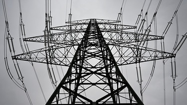 Strommasten und Leitungen. Ist unsere Infrastruktur in Gefahr? | Bild: picture-alliance/dpa