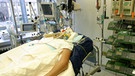 Patient auf Intensivstation | Bild: picture-alliance/dpa