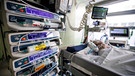 Zahlreiche Infusionsgeräte sind vor dem Bett eines Covid-19-Intensivpatienten zu sehen | Bild: picture-alliance/dpa