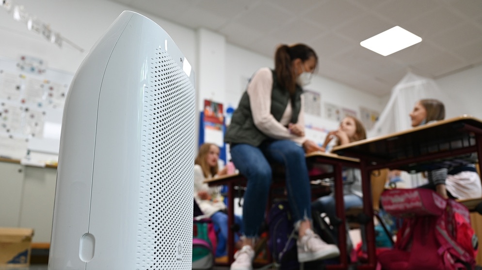 Ein Luftfilter steht in einer Grundschule im Klassenzimmer | Bild: picture-alliance/dpa