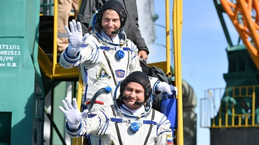 Die Astronauten Nick Hague und Alexei Ovchinin am Tag des Starts der Sojus-Kapsel | Bild: picture-alliance/dpa