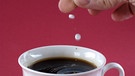 Eine Tasse Kaffee und Süßstoff-Tabletten | Bild: picture-alliance/dpa