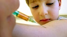 Kind erhält eine Injektion | Bild: picture-alliance/dpa