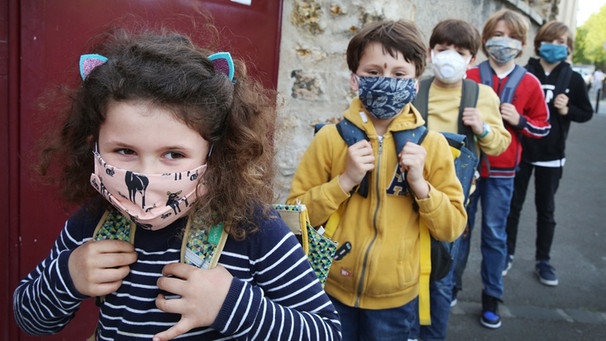 Kinder mit Schutzmaske | Bild: picture-alliance/dpa