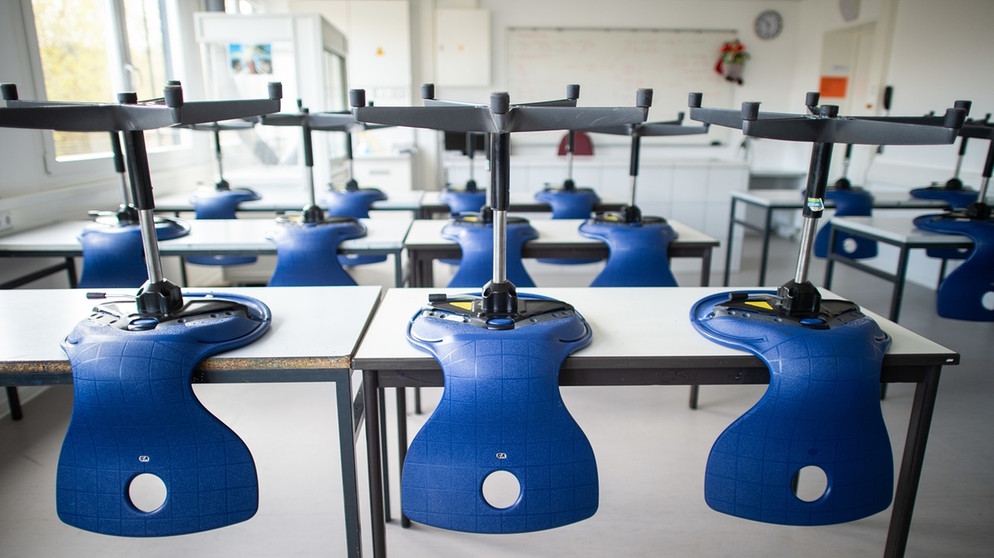 Stühle stehen in einem leeren Klassenzimmer im Carolus-Magnus-Gymnasium auf den Tischen | Bild: picture-alliance/dpa