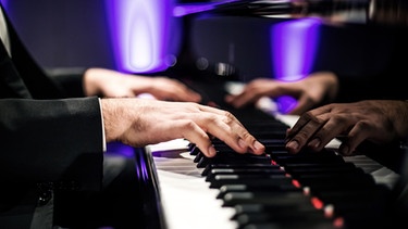 Hände an der Tastatur eines Klaviers. | Bild: BR/Markus Konvalin
