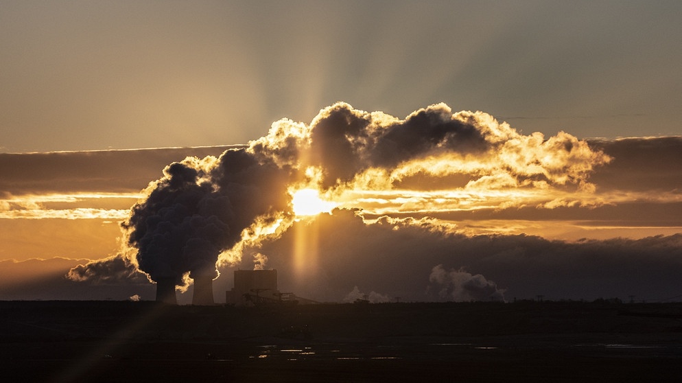 Das Kohlekraftwerk Schwarze Pumpe vor der aufgehenden Sonne | Bild: picture-alliance/dpa