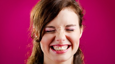 Frau lacht herzlich mit geschlossenen Augen | Bild: colourbox.com