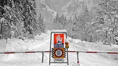 Die wegen Lawinengefahr gesperrte B 99 nach Obertauern im Januar 2019 | Bild: picture-alliance/dpa