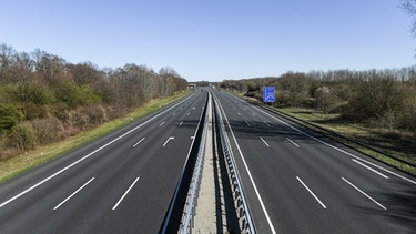 Leere Autobahn auf der A352 Richtung A7 / A2 | Bild: picture-alliance/dpa