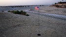 Eine kleine amerikanische Flagge steckt im Boden in Salton City. | Bild: picture alliance / ASSOCIATED PRESS | Marcio Jose Sanchez