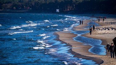 Wellen schlagen an den Strand der Insel Usedom. | Bild: picture-alliance/dpa