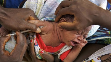Säugling wird geimpft | Bild: picture-alliance/dpa