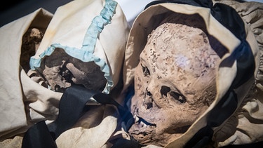 Mumifizierte Leichname einer Mutter und ihres Säuglings | Bild: picture-alliance/dpa