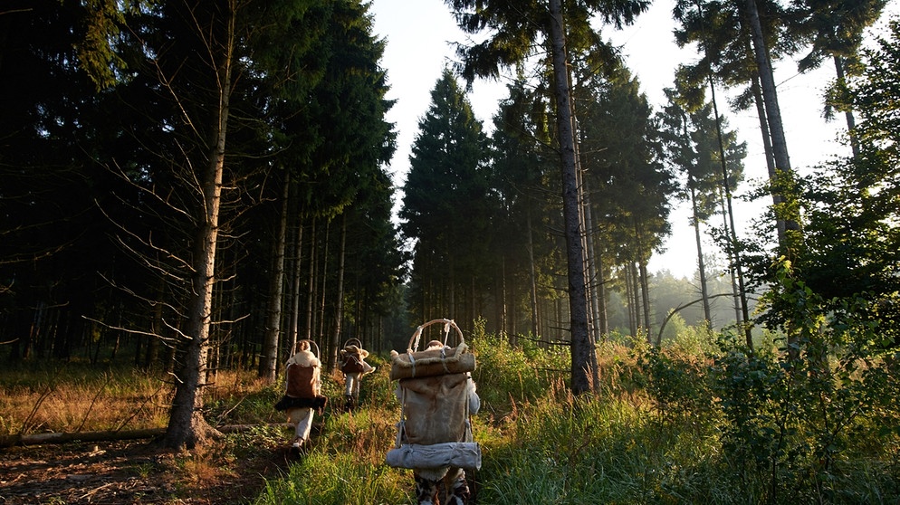 Nachgestellte Szene von wandernden Menschen in der Steinzeit. | Bild: picture alliance/dpa/Bernd Thissen