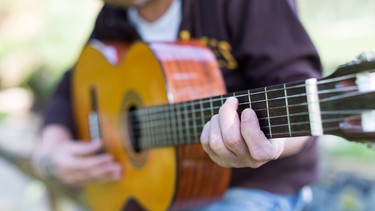 Dartsellung: Mann mit Gitarre | Bild: colourbox.com