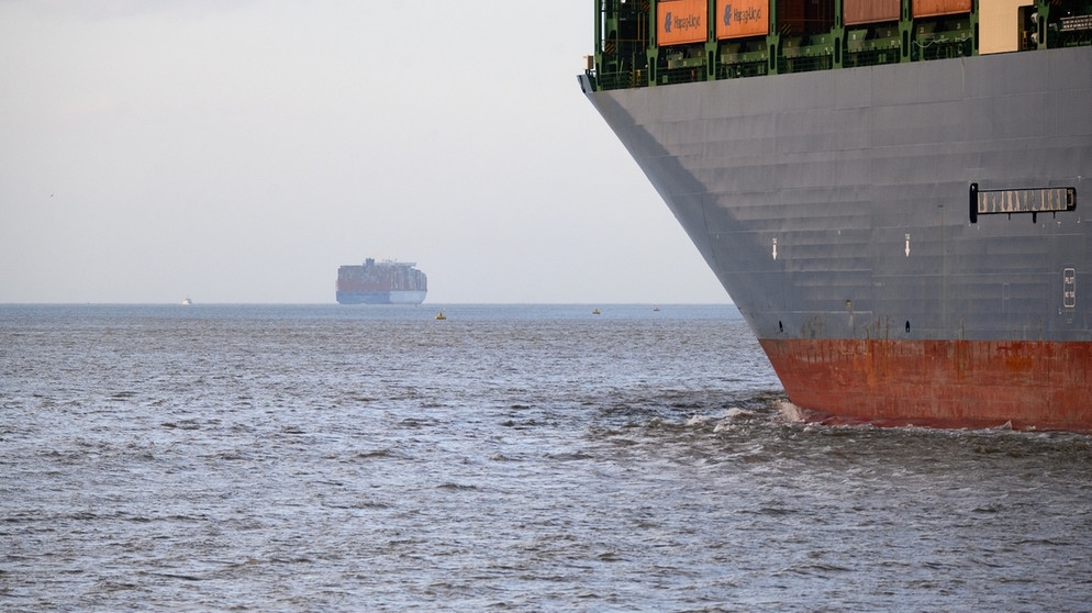 Zwei Containerschiffe fahren in der Elbmündung vor Cuxhaven Richtung Nordsee. | Bild: picture-alliance/dpa