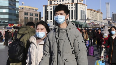Menschen in Peking tragen Schutzmasken | Bild: picture-alliance/dpa