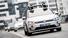 Zwei Elektro-Golf von Volkswagen, bestückt mit Laserscannern, Kameras, Ultraschallsensoren und Radar für vollautomatisches Fahren, sind in der Hafencity unterwegs | Bild: picture-alliance/dpa
